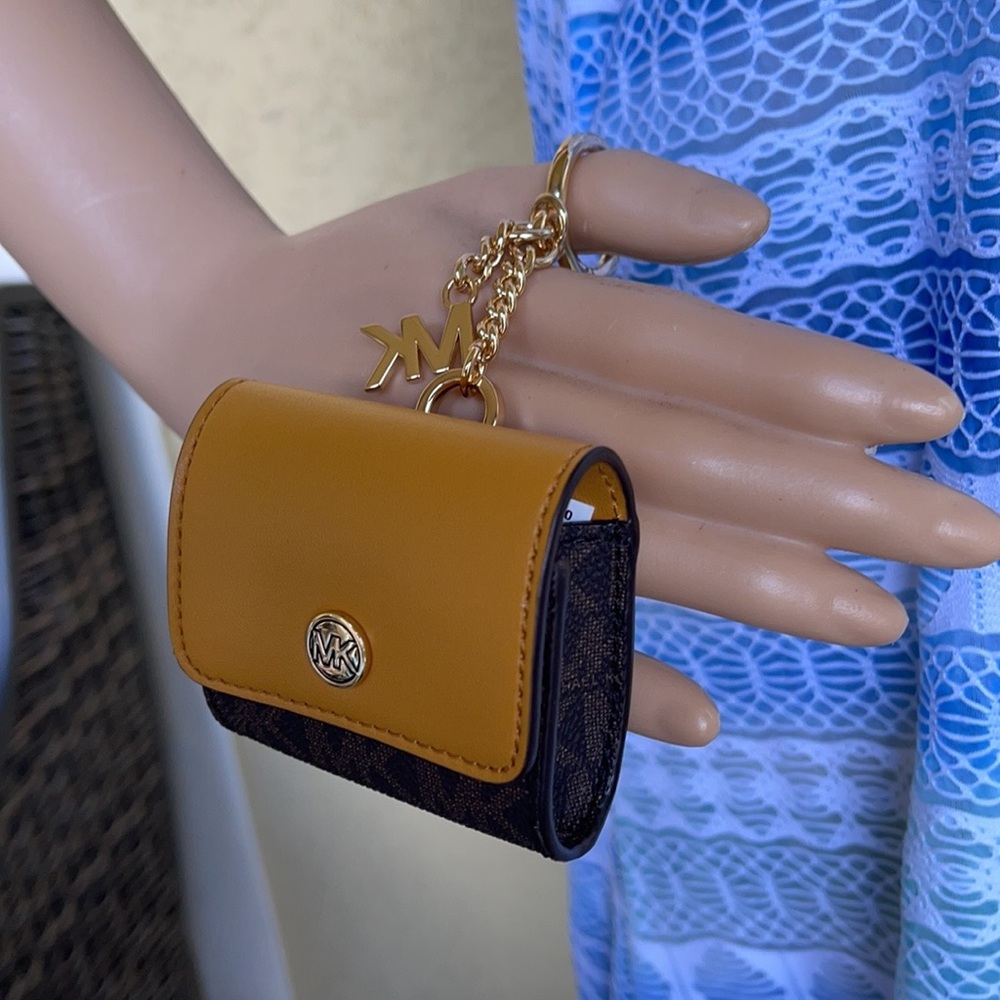 Michael Kors Jet Set Travel AirPod Case - Picture 9 of 16